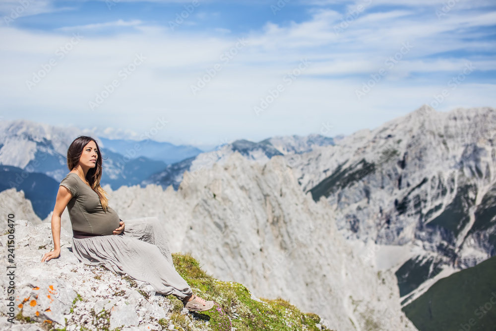 Naklejka premium schwangere Frau auf dem Berg