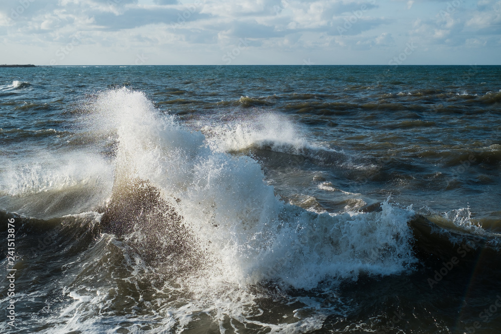 Fototapeta premium ocean waves hitting rocks