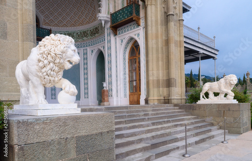 White lions guard Vorontsov Palace