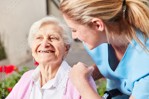 Altenpflegerin kümmert sich um Senior Frau