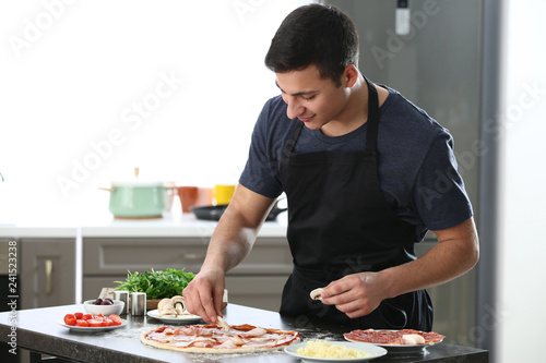 Young man preparing tasty p...