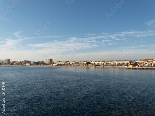 Vue sur Fréjus plage depuis Saint-Raphaël dans le Var. Provence-Alpes-Côte d'Azur