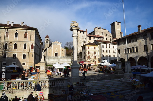 Feltre - Panorama di Piazza Maggiore: a sinistra la Chiesa dei SS. Rocco e Sebastiano