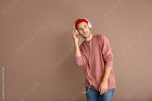 Young man listening to musi...