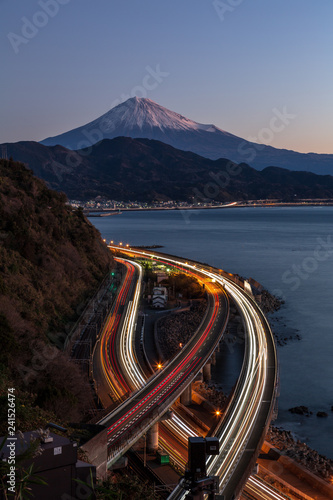 夜明けの薩埵峠から紅富士