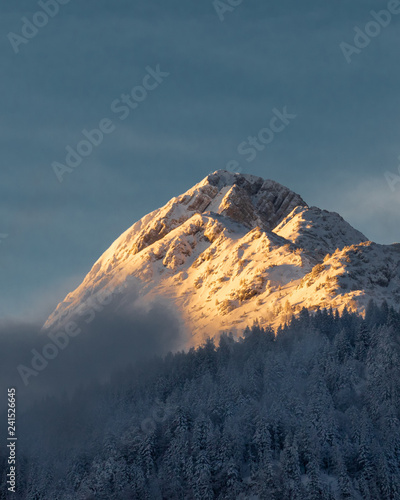 Schneebedeckter Berg in Bayern Große Arnspite