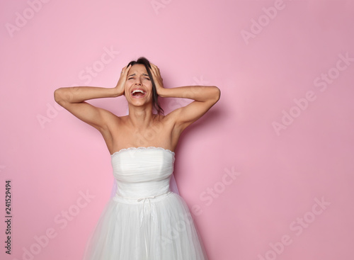 Fényképezés Screaming young bride on color background