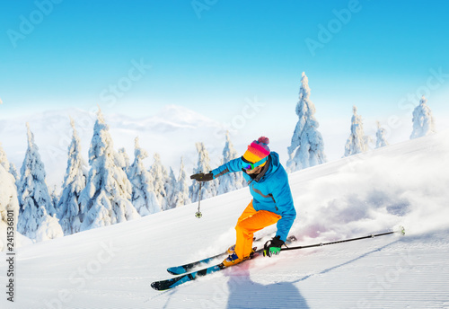 Młody człowiek na nartach na stoku