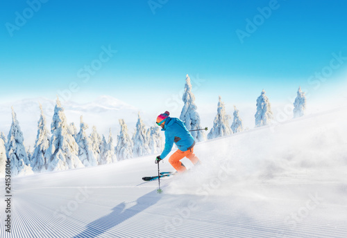 Młody człowiek na nartach na stoku