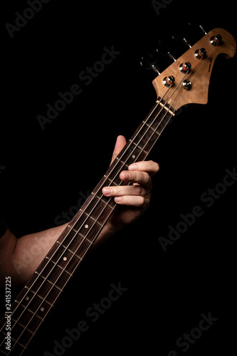 Basista. Gitarzysta gra na gitarze basowej.