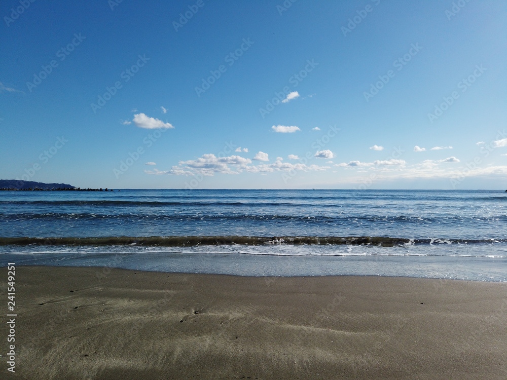 冬の海。砂浜と寒空 冬の海。砂浜と寒空