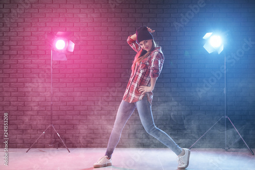 Young woman dancing in club © Pixel-Shot