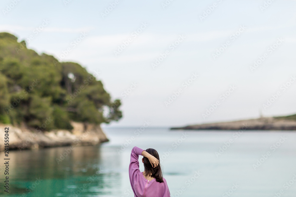 Chica mirando al mar