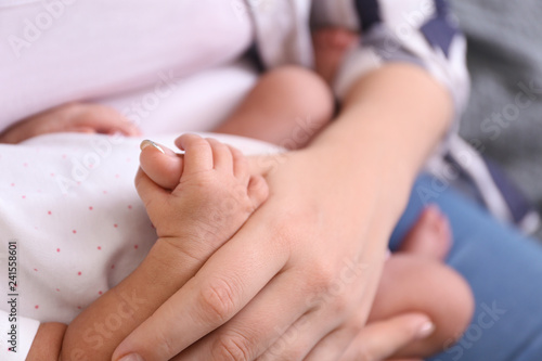 Young woman with little daughter, closeup © Pixel-Shot