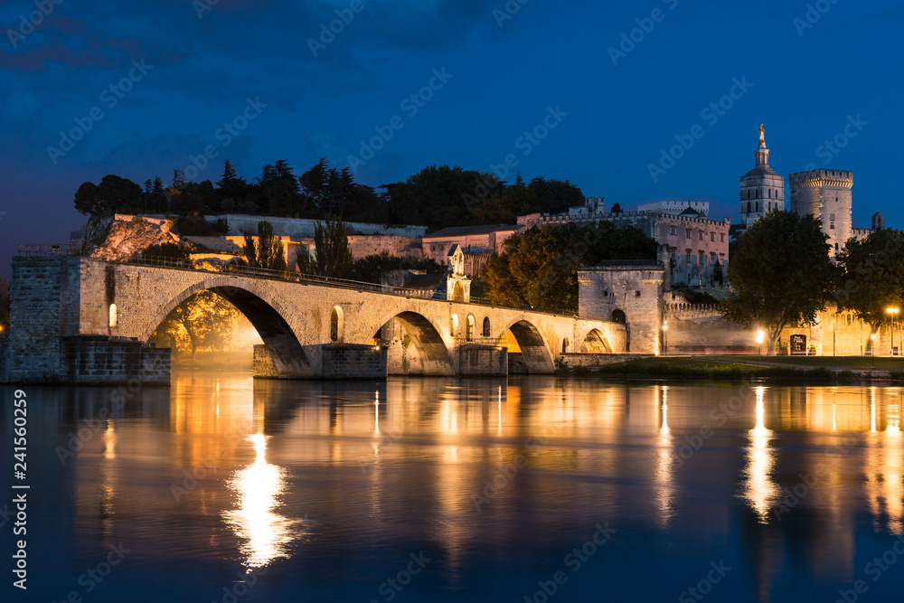 Obraz premium Blick auf die Altstadt von Avignon bei Nacht