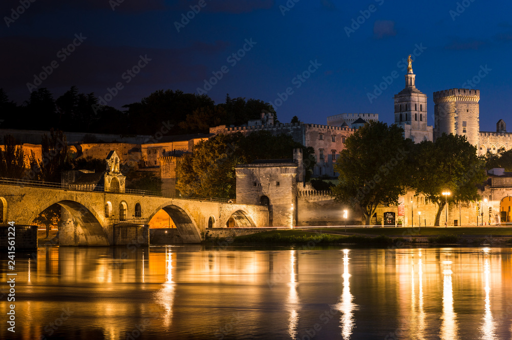 Blick auf die Altstadt von Avignon bei Nacht