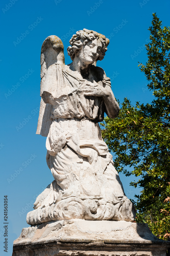 Engelstatue in Avignon in Südfrankreich