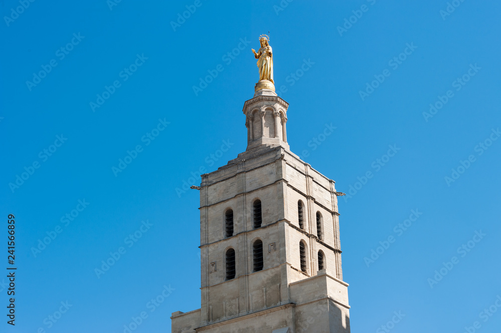 Marienstatue auf der Kathedrale in Avignon