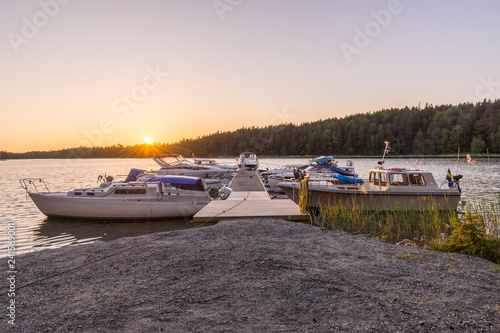 Wallpaper Mural Fritidsbåtar förtöjda vid båtbryggor i en vik på Värmdö Torontodigital.ca