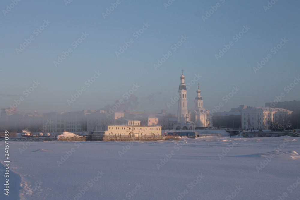 вид на зимний город с реки. Россия, Архангельск, январь 2019