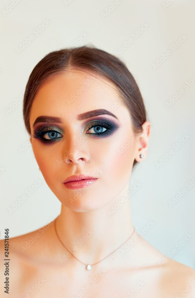 Beautiful model girl with Fashion Luxury Makeup, long eyelashes, perfect skin facial make-up. Beauty Brunette model woman holiday make up close up. Eyelash extensions, false eyelashes. Beautiful model girl with Fashion Luxury Makeup, long eyelashes, perfect skin facial make-up. Beauty Brunette model woman holiday make up close up. Eyelash extensions, false eyelashes.