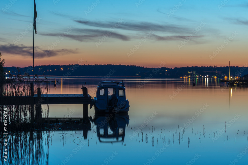 Fototapeta premium View of a boat at a pier with a view in the evening