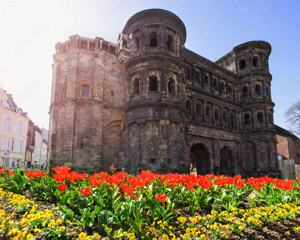 Obraz premium porta nigra - trie bei sonne