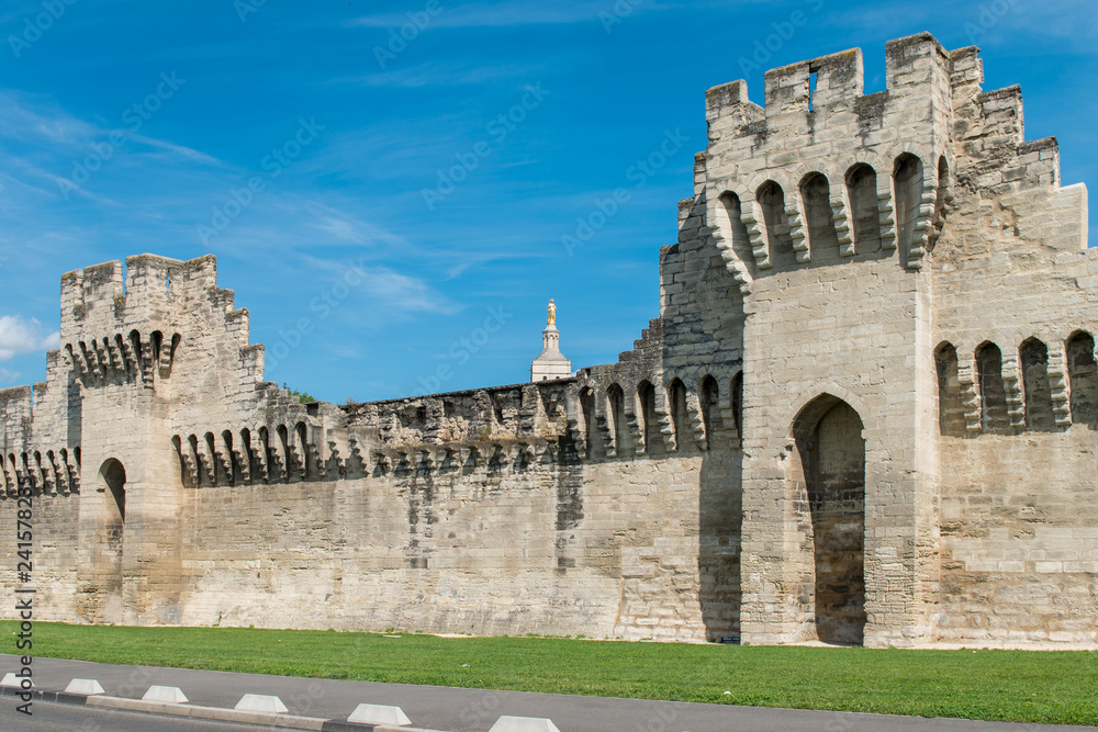 Obraz premium Ringmauer um die Altstadt von Avignon in Südfrankreich