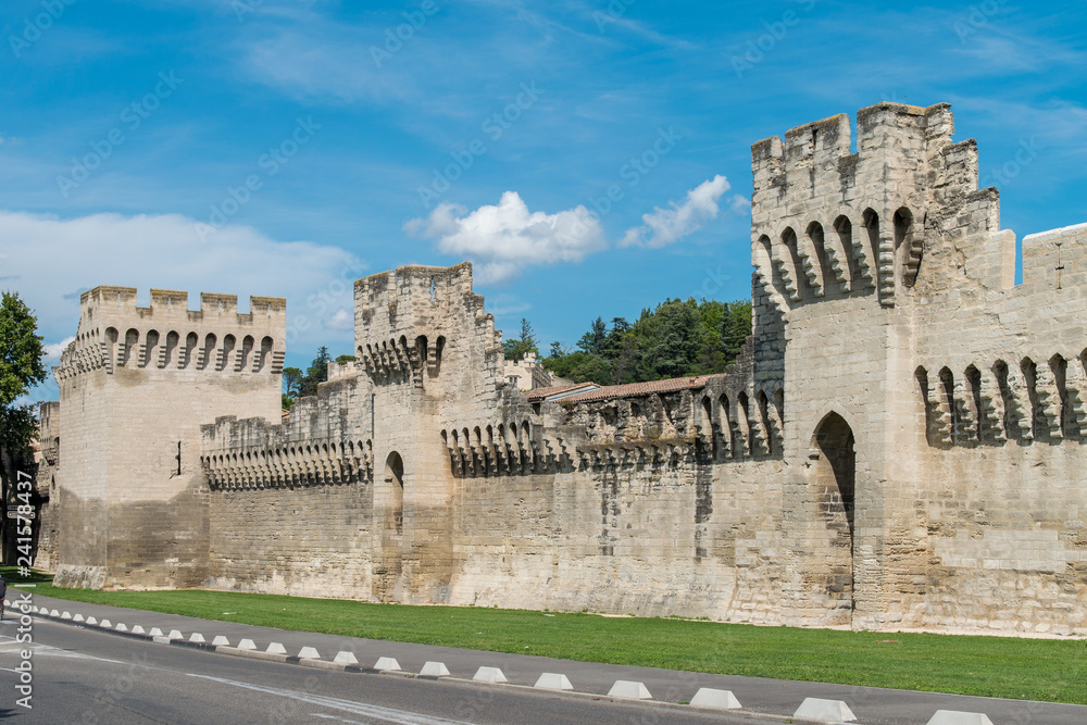 Stadtmauer von Avignon in Südfrankreich