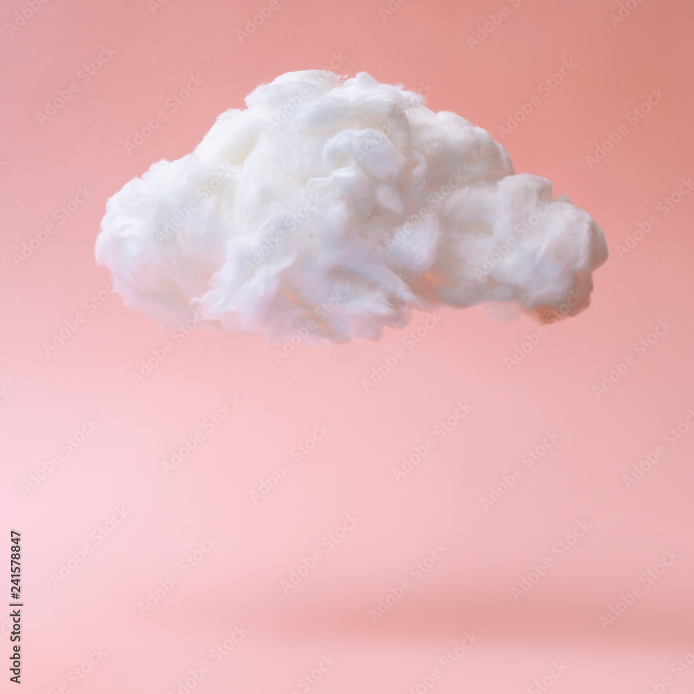 Fototapeta Biel chmura przeciw pastelowemu koralowemu koloru tłu. Minimalna koncepcja pogody.