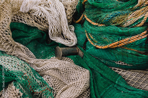 Rete da pesca bianca e verde | Green and White fishing net photo