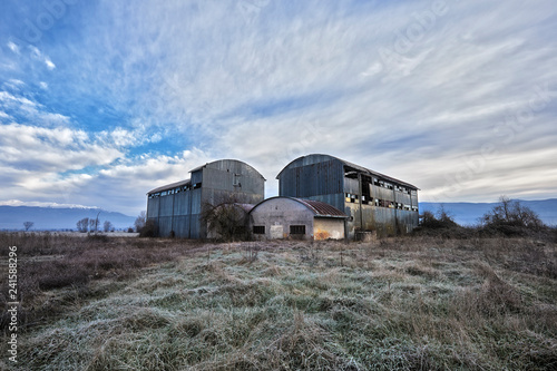 vecchi capannoni industriali dismessi in mezzo alla campagna © Giuseppe Blasioli