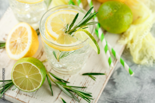 Cooling alcoholic or non-alcoholic cocktail with lemon