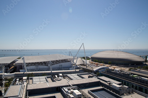 Vista do rio Tejo e prédios no Parque das Nações em Lisboa