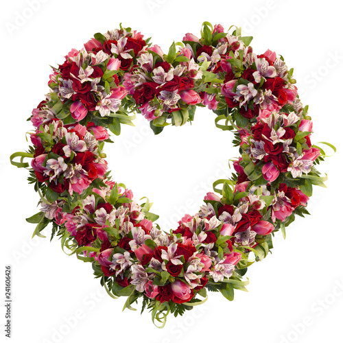 corona en forma de corazón de rosas, tilipán y alstroemeria en fondo blanco