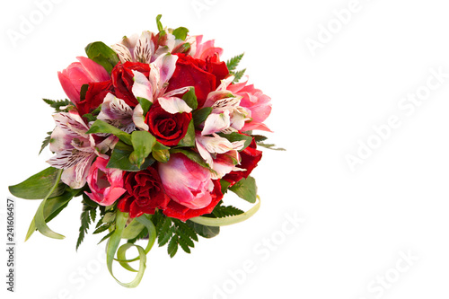 ramo de novia de rosas, tulipán y alstroemeria en fondo blanco