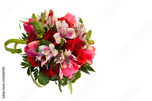 ramo de novia de rosas, tulipán y alstroemeria en fondo blanco