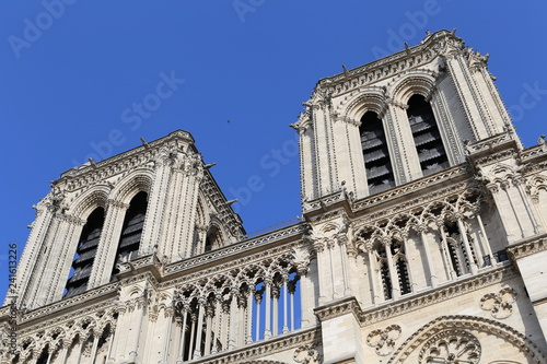 Fa  ade de la cath  drale de Notre-Dame de Paris    Paris  l un des monuments les plus visit   au monde