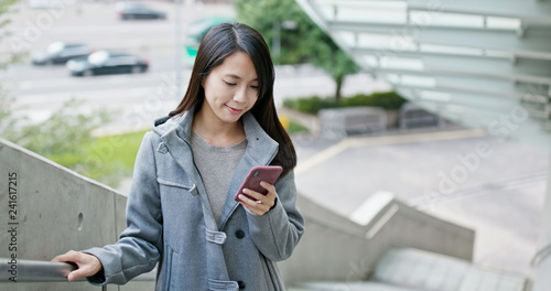 Canvas Print Woman work on mobile phone in city