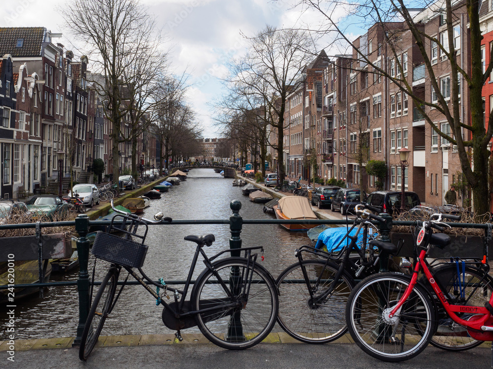 Bicicletas en un puente sobre los canales de Amsterdam