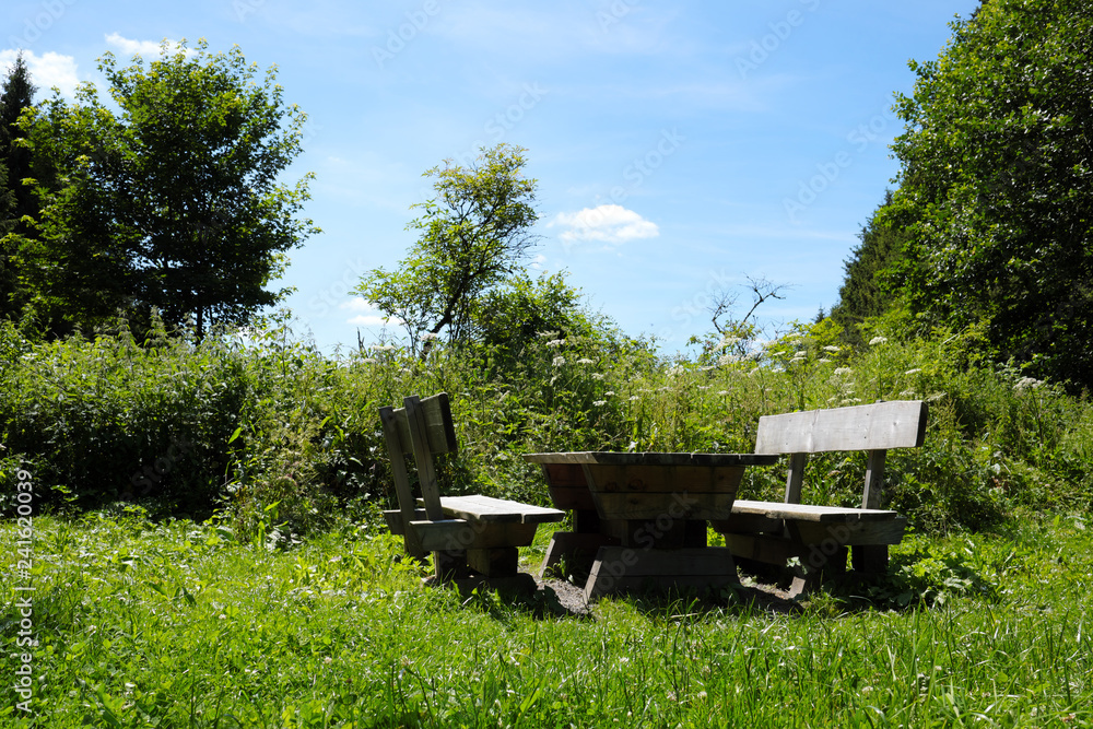 Holztisch mit Bänken am Wanderrastplatz Wahlerscheid im Nationaklpark Eifel - Stockfoto Holztisch mit Bänken am Wanderrastplatz Wahlerscheid im Nationaklpark Eifel - Stockfoto