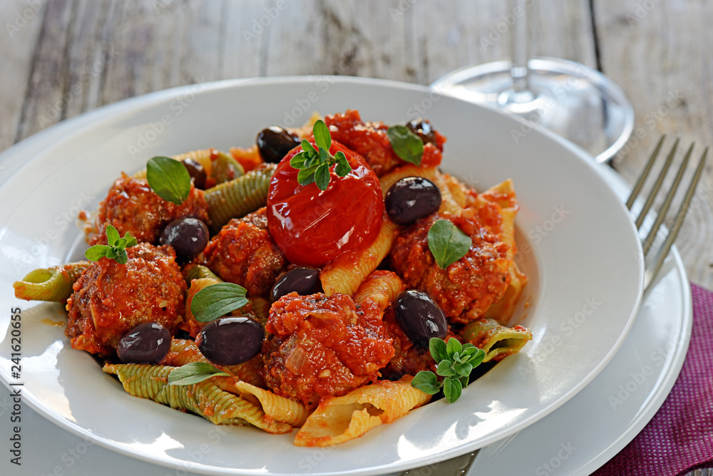 pasta con olive nere e polpette di carne pasta con olive nere e polpette di carne