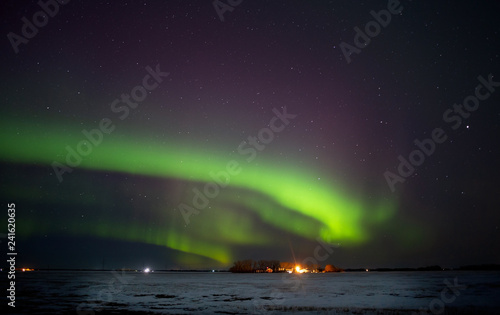 Fotografi Colorful northern lights over a saskatchewan prairies winter landscape at night