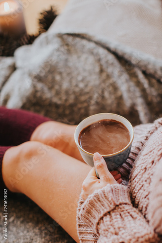 Boire un chocolat chaud photo