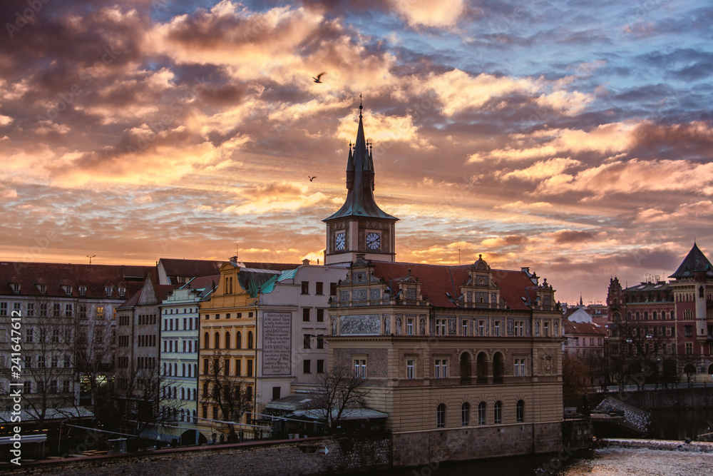 Fototapeta premium Prag bei Sonnenaufgang
