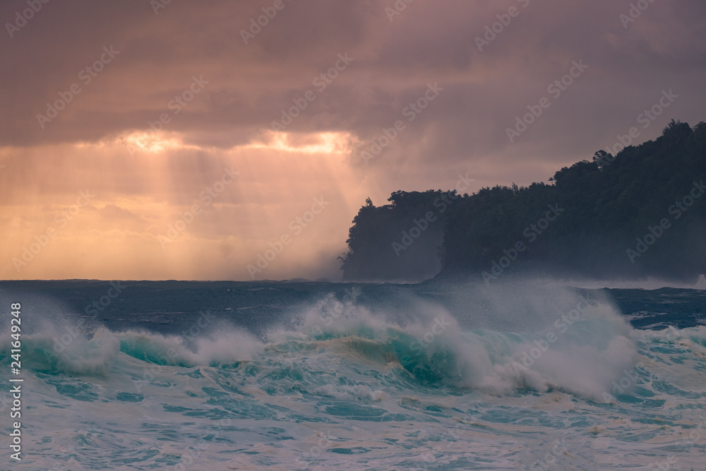 Obraz premium hawaii kauai sunset waves na'apli coast coastline sunrise summit