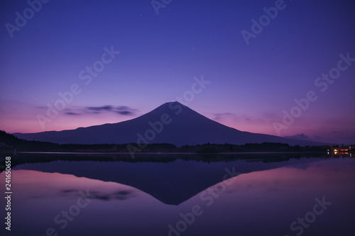 早朝の田貫湖の湖面に写る逆さ富士