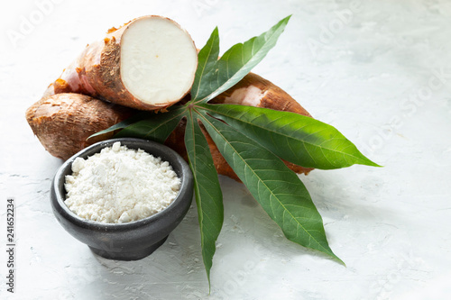 Canvastavla Raw yucca starch on the wooden table - Manihot esculenta.