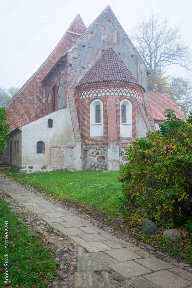 Alte Kirche in Altenkirchen auf Insel Rügen im Nebel