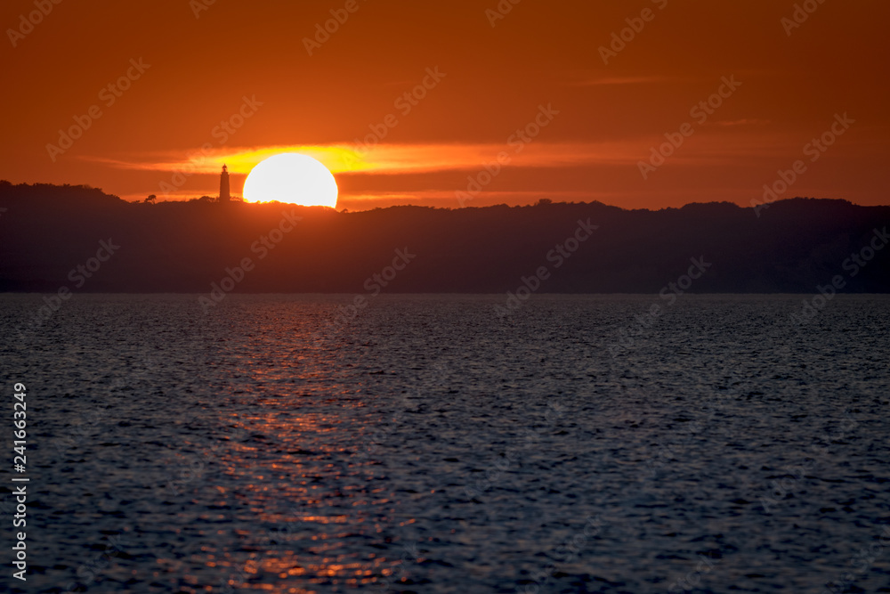 Sonnenuntergang über Insel Hiddensee und Leuchtturm Dornbusch